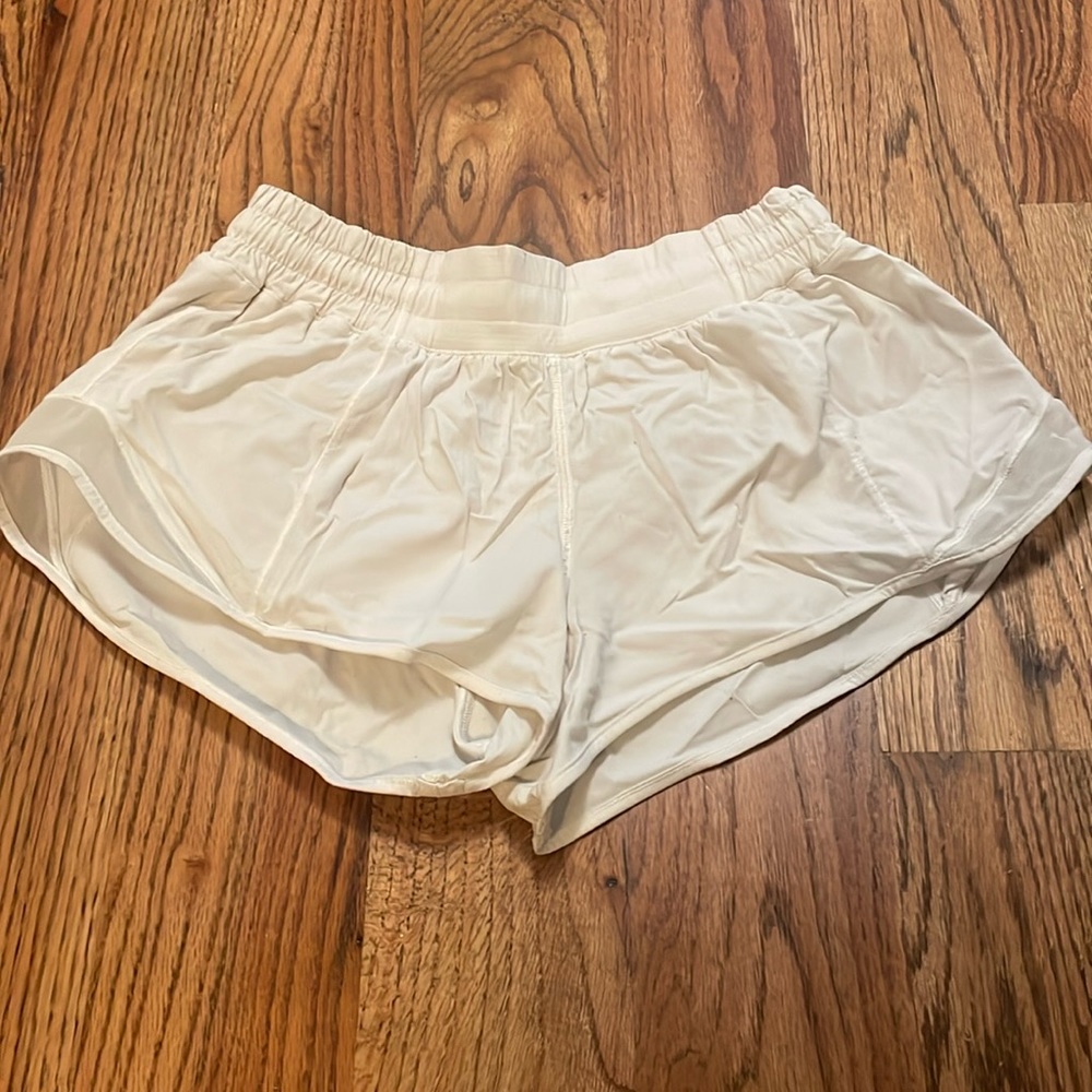 White lululemon hotty hot shorts 2.5in size 6 regular